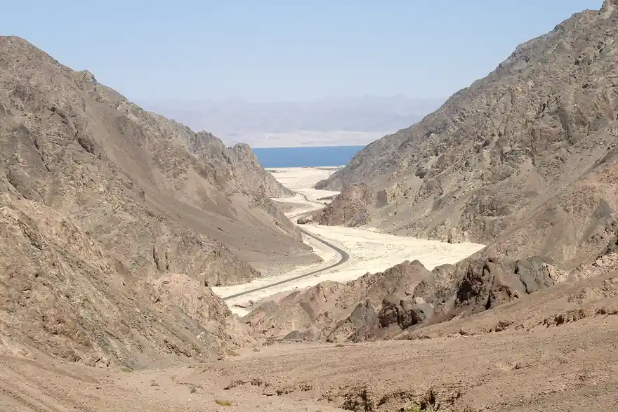 Desfiladeiro de pedra entre montanhas no deserto, paisagem majestosa de mundo aberto